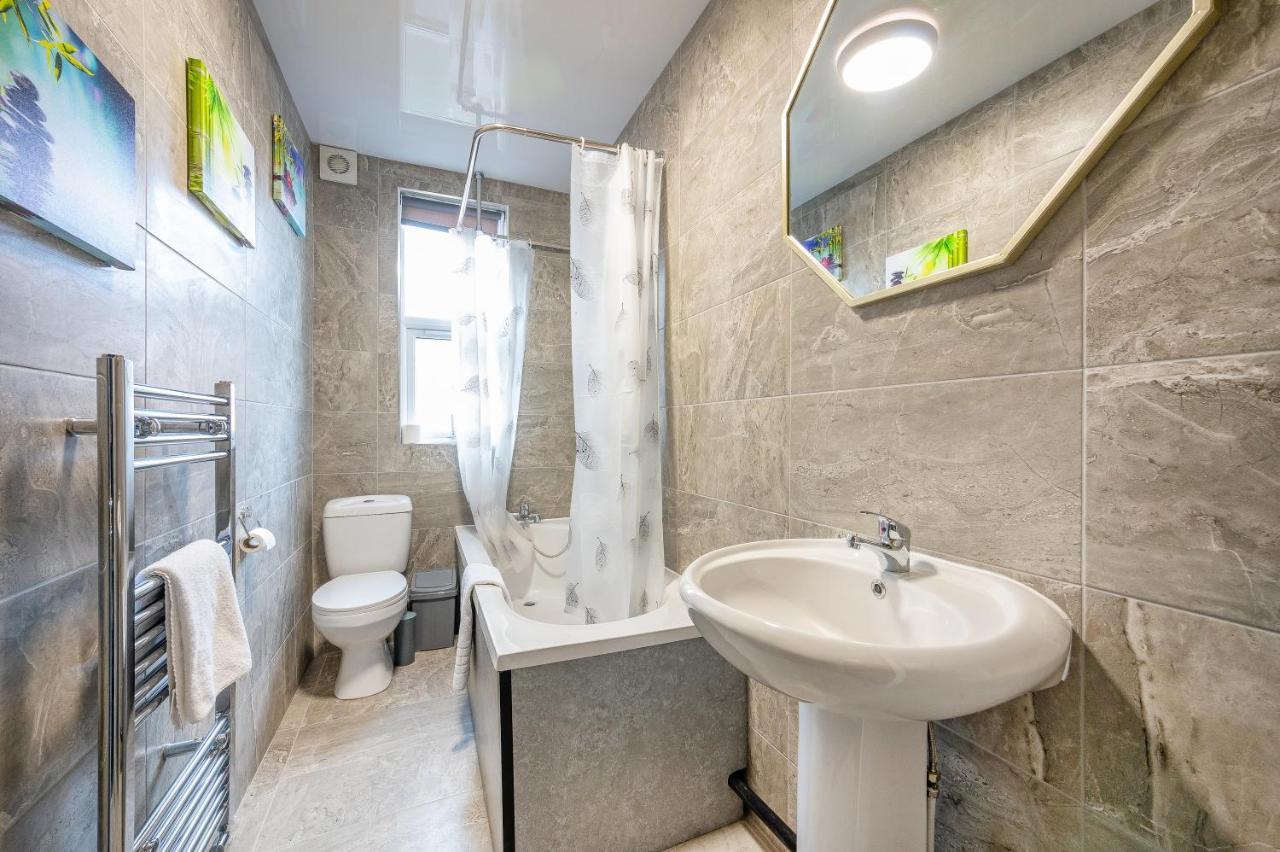 Habitación en casa particular *rd12s* For Your Relaxed & Cosy + Free Parking + Free Fast Wifi * *